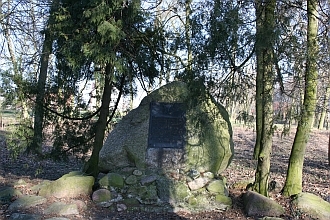 Pamiatkowy obelisk w parku.